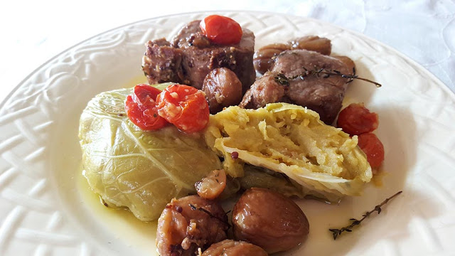 Lombinhos de porco com trouxas de batata doce e couve lombarda