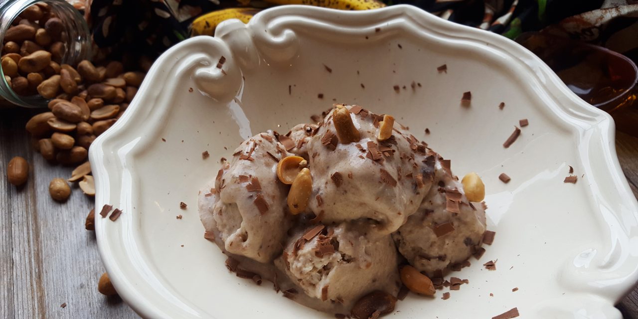 Gelado de banana da Madeira com amendoim e chocolate