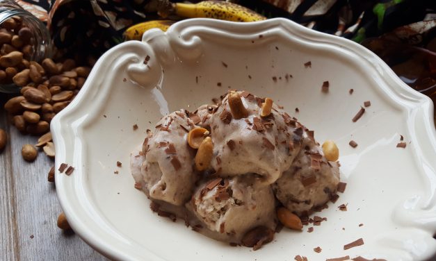 Gelado de banana da Madeira com amendoim e chocolate