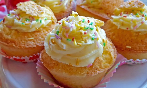Cupcakes de laranja com cobertura de queijo creme