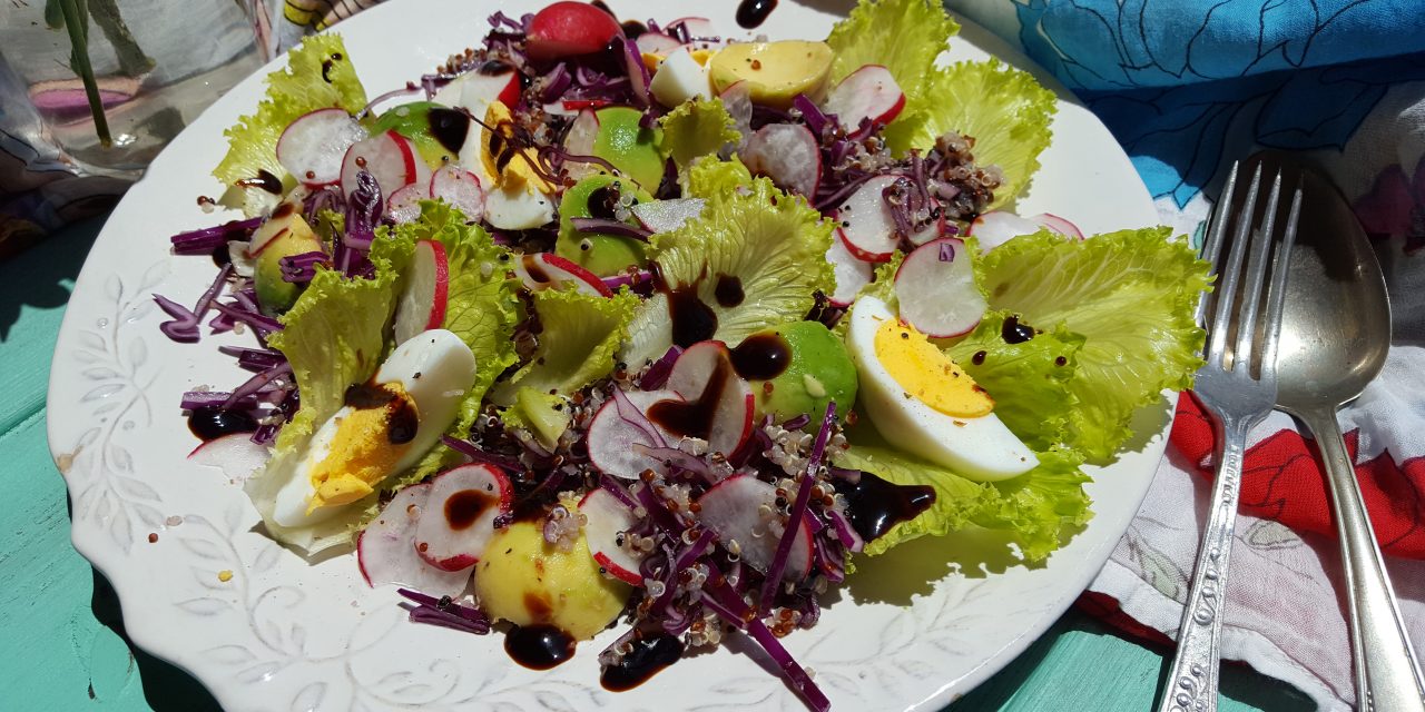 Salada de quinoa e couve roxa com ovos e abacate