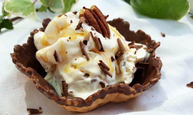 Gelado de nata com maple syrup e nozes pecã