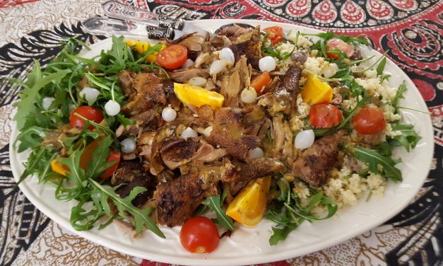 Pato assado com couscous de laranja e salada de rúcula