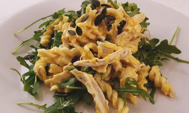 Fusilis com molho cremoso de frango e mostarda
