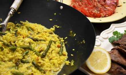 Arroz de legumes com açafrão no wok