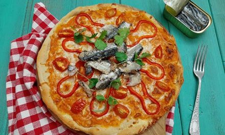 Pizza de sardinha com pimentos e tomate