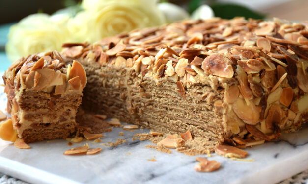 Bolo de bolacha com creme de manteiga e café